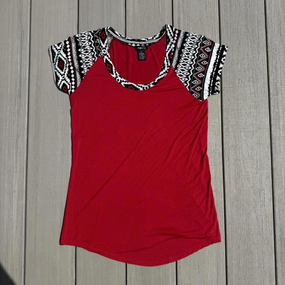 Vtg rue21 Shirt Womens M Red Black White Aztec Raglan Short Sleeve Scoop Neck